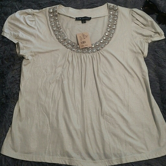 Nwt! Slightly shimmering T shirt. - Picture 1 of 3